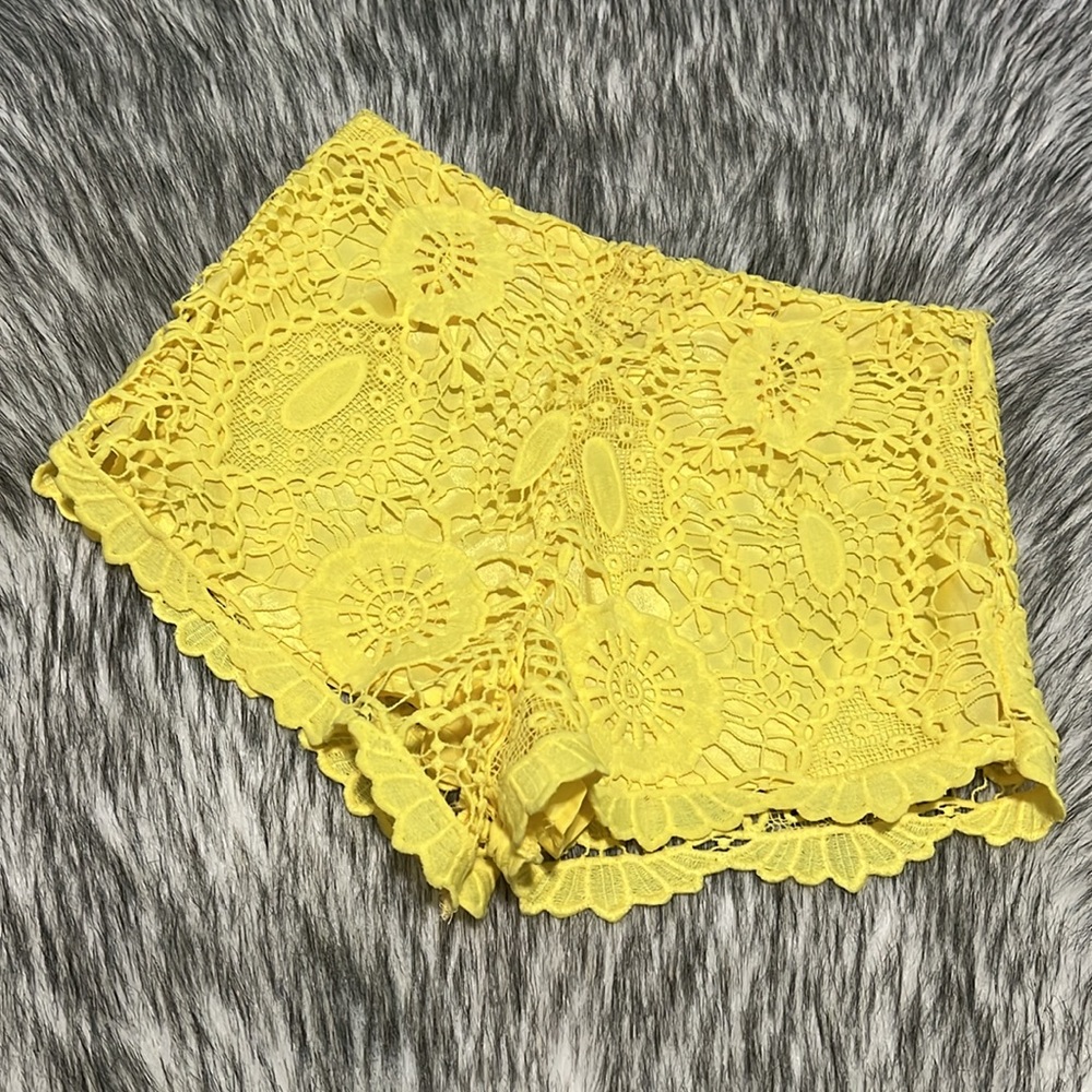Forever 21 Yellow Crochet Scalloped Hem Lined Shorts S NWOT